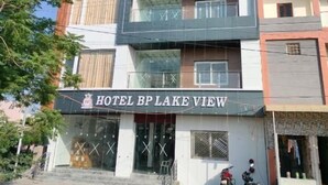 En byggnad med flera våningar med skylten ”HOTEL BP LAKE VIEW”, vilket visar att det är ett hotell.