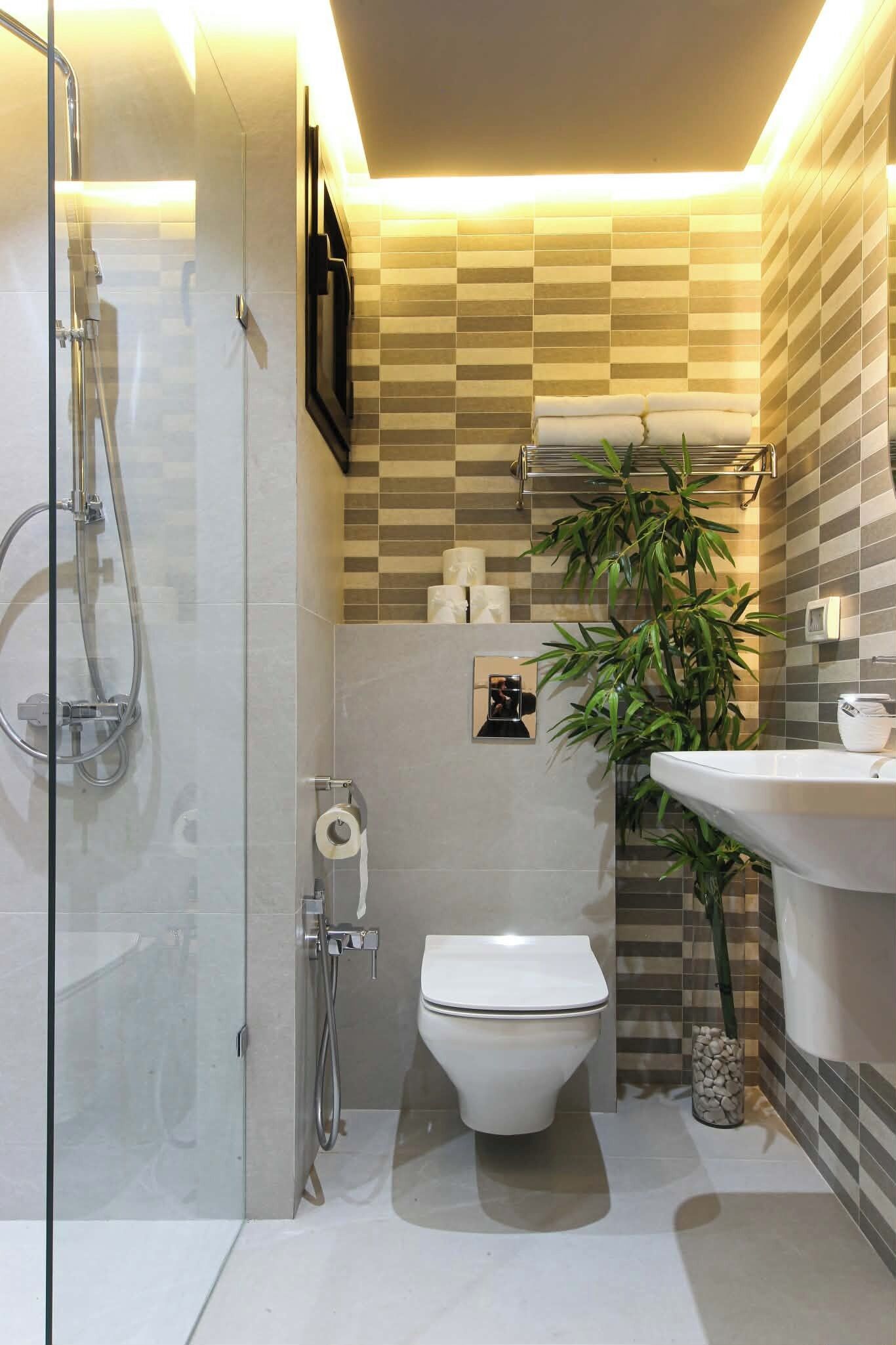 Sèche-cheveux, serviettes fournies, savon, papier toilette