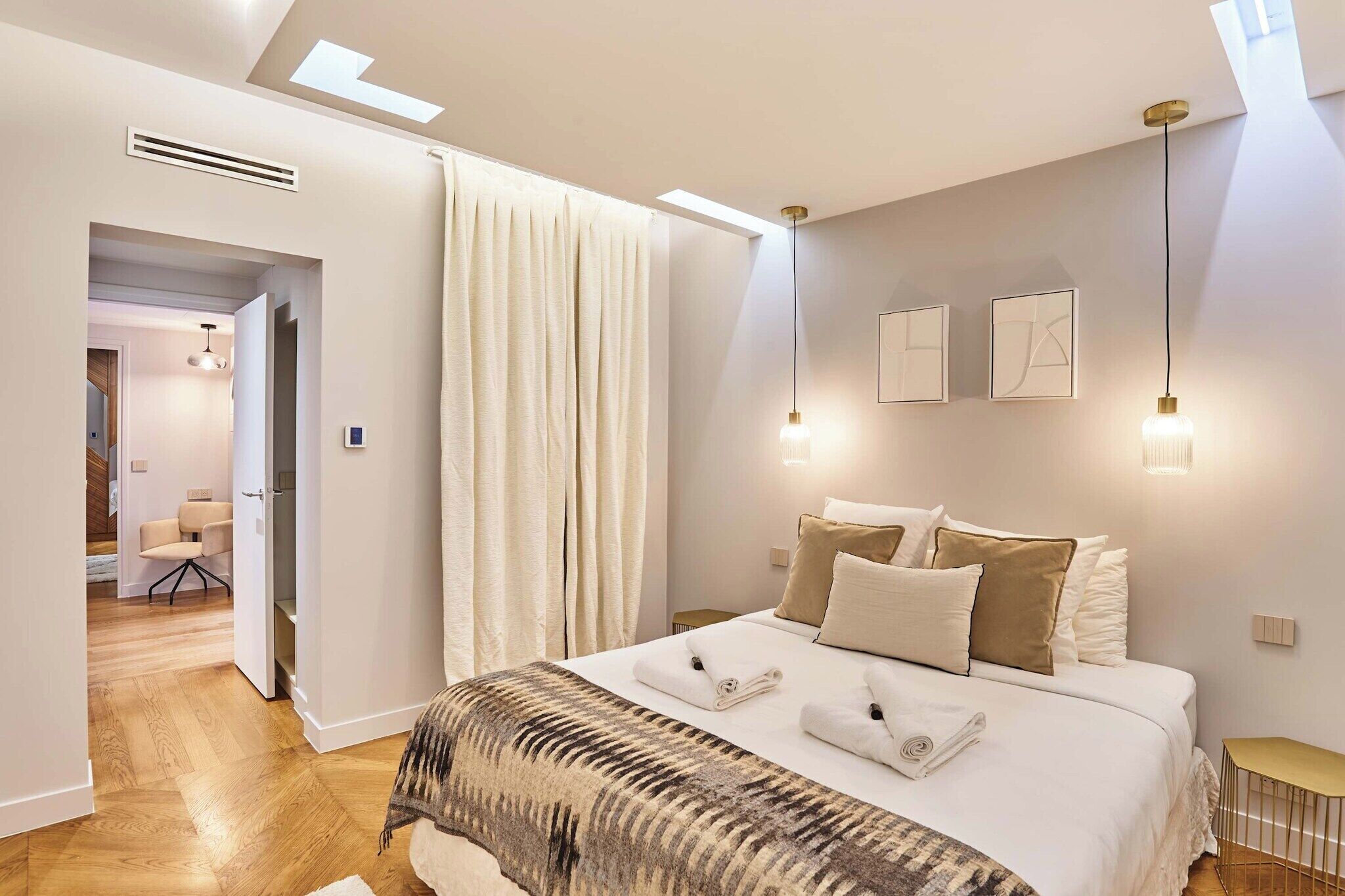 2 slaapkamers, een bureau, een strijkplank/strijkijzer, beddengoed