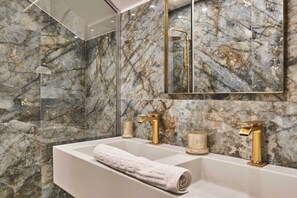 Douche, séchoir à cheveux