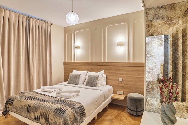 1 habitación, escritorio, tabla de planchar con plancha y ropa de cama 