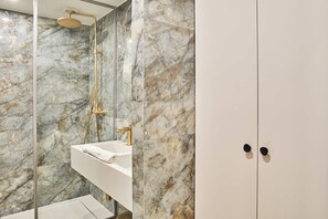 Shower, free toiletries, hair dryer, towels - Superb air-conditioned flat on the Champs Elysées (Paris)