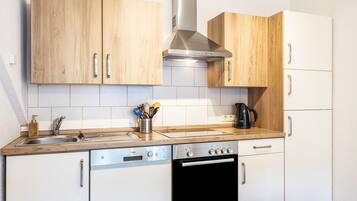 Køleskab, mikrobølgeovn, ovn, kogeplade