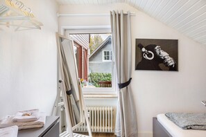 3 habitaciones, tabla de planchar con plancha, wifi y ropa de cama 