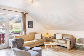 TV, stereo - Apartment 'Sonnentraum' with Mountain View, Shared Terrace and Wi-Fi (Willingen (Upland))