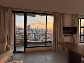 904 - Sea view Studio & Balcony | 起居區 | 43-吋智慧型電視、有線頻道、串流服務
