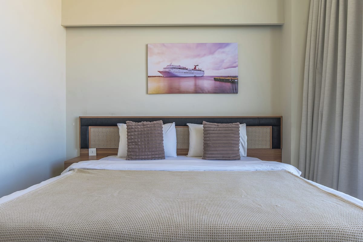 202 - Sea view 1 Bedroom | Premium bedding, blackout drapes, WiFi (free), individually decorated