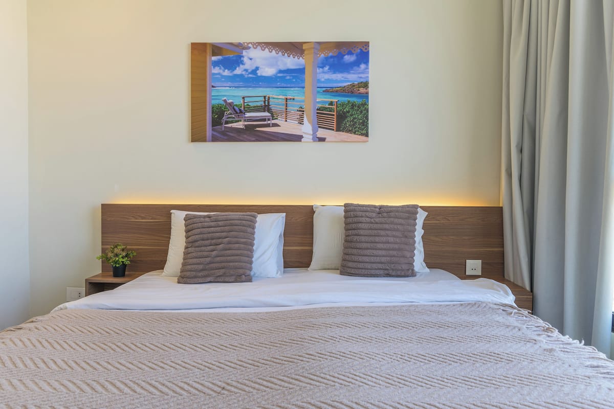 402 - Sea view 1 Bedroom | Premium bedding, blackout drapes, WiFi (free), individually decorated