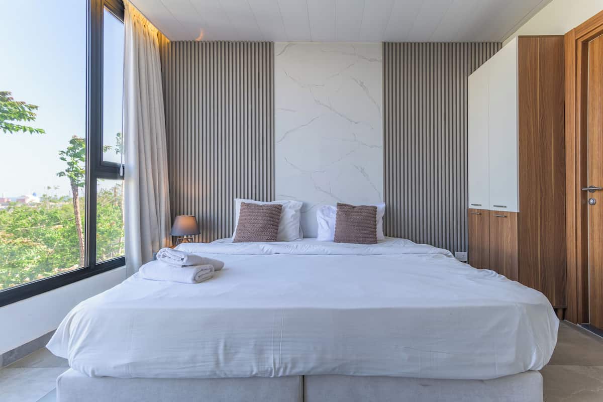 101 - Sea view 1 Bedroom | Premium bedding, blackout drapes, WiFi (free), individually decorated