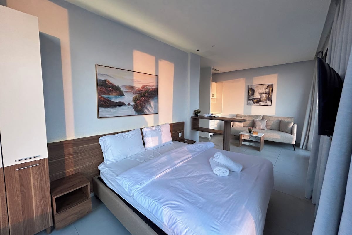 904 - Sea view Studio & Balcony | Premium bedding, blackout drapes, WiFi (free), individually decorated