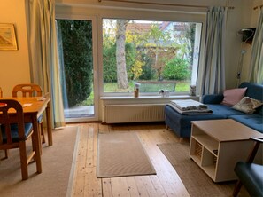 Living area - 50m from the beach - Cozy thatched house in Zingst with garden (Zingst)