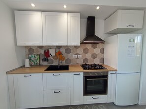 Fridge, microwave, oven, stovetop
