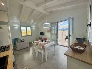 Een moderne keuken met een eethoek, een bank en uitzicht op de omgeving.