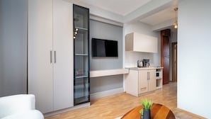 A modern apartment with a kitchen, a dining area, and a living room. - Pia Global - Gümüşsuyu (İstanbul)