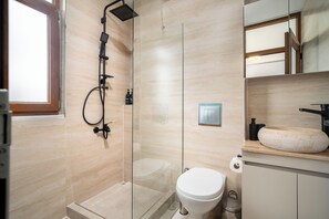 Condo clásico, 1 habitación, servicio de limpieza, vista al parque | Baño | Regadera, regadera tipo lluvia, secadora de cabello, pantuflas