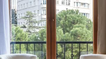 Classic Condo, 1 Bedroom, Housekeeping, Park View | Living area