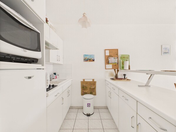 Fridge, oven, coffee/tea maker, electric kettle