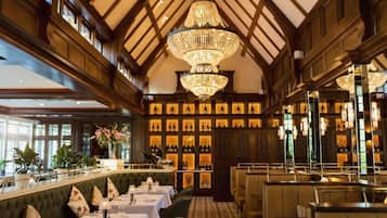 2 restaurants, breakfast served