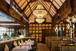 2 restaurants; ze serveren er ontbijt, lunch, diner en brunch