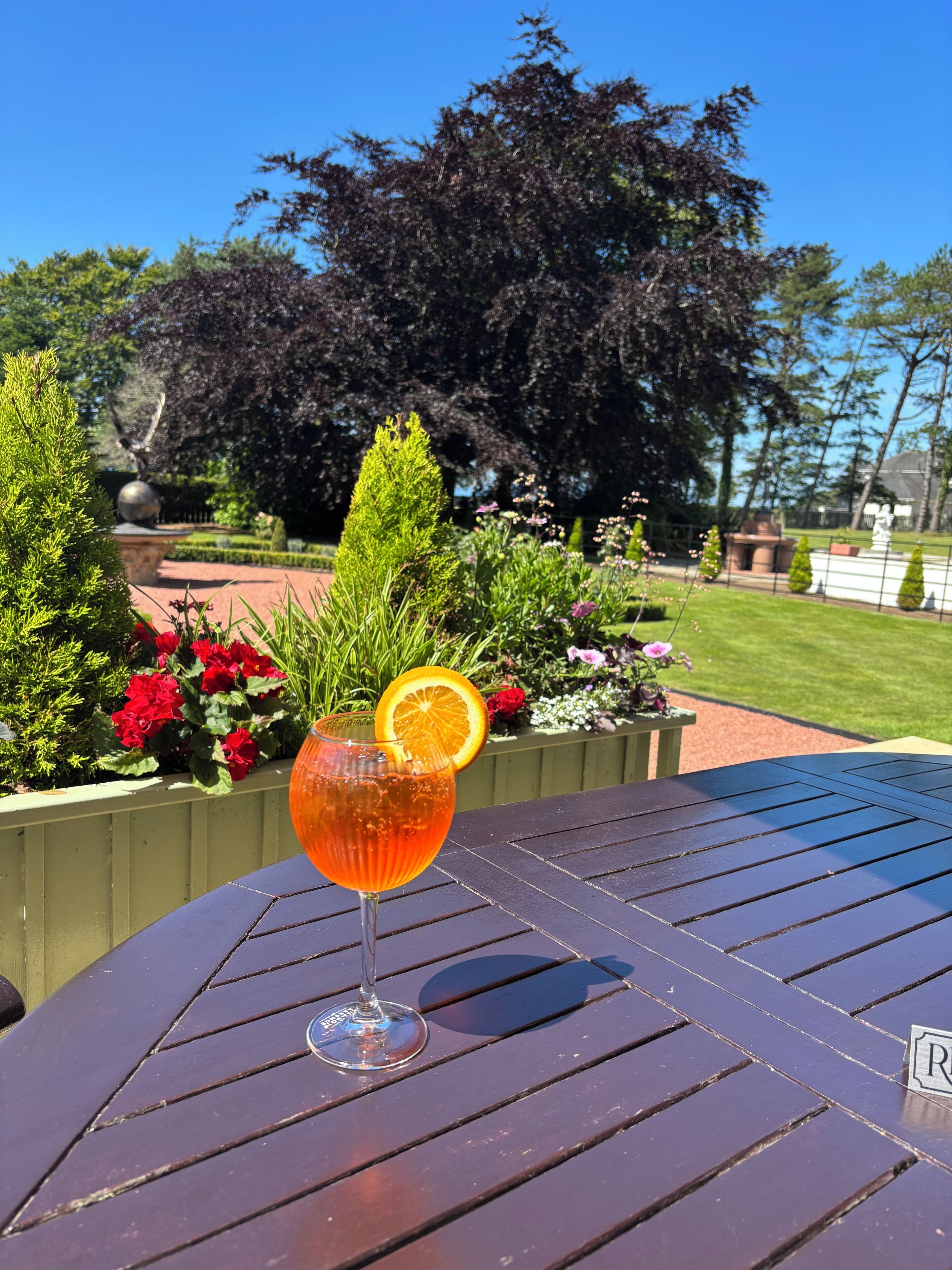 2 restaurants, breakfast served