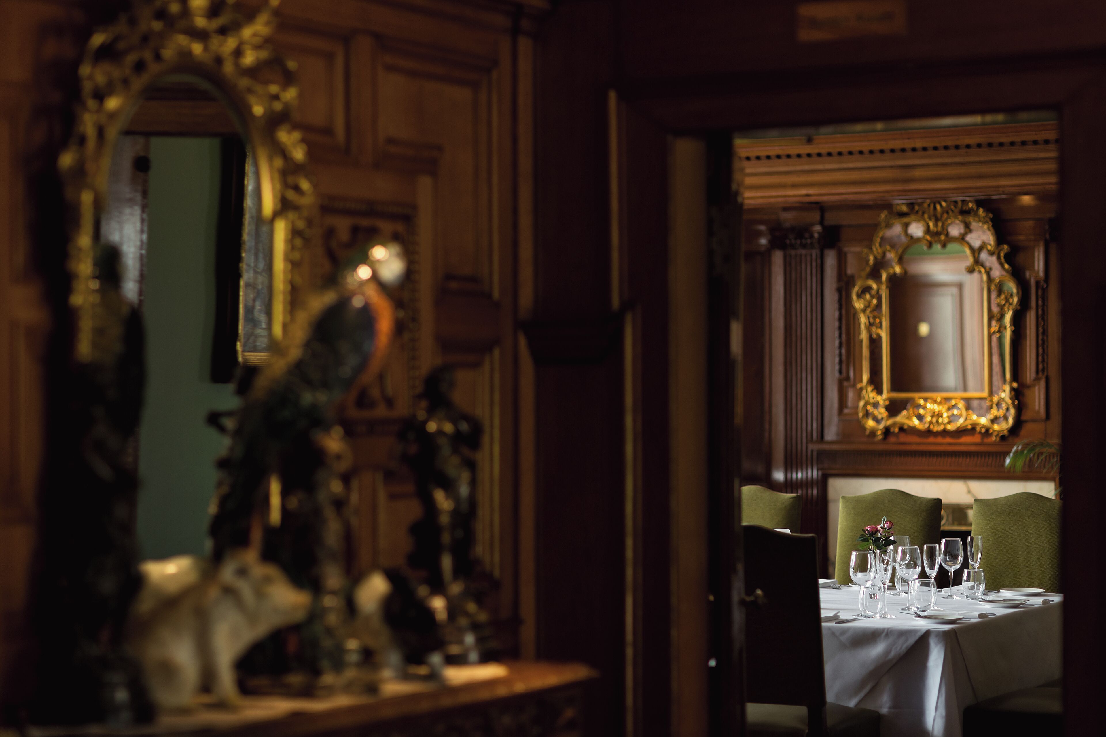 Un coin repas avec une table mise pour le repas, un miroir et des décorations murales élégantes.