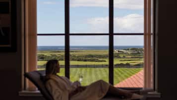 Couples treatment room(s), hot tub, body treatments, hot stone massages