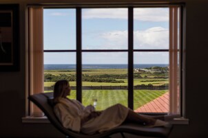 Couples treatment rooms, hot tub, body treatments, hot stone massages