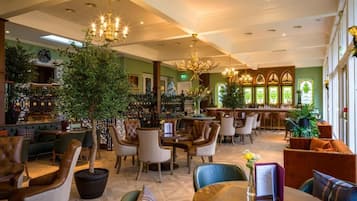 2 restaurants, breakfast served