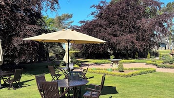 2 restaurants, breakfast served