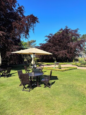 2 restaurantes, se sirve desayuno 