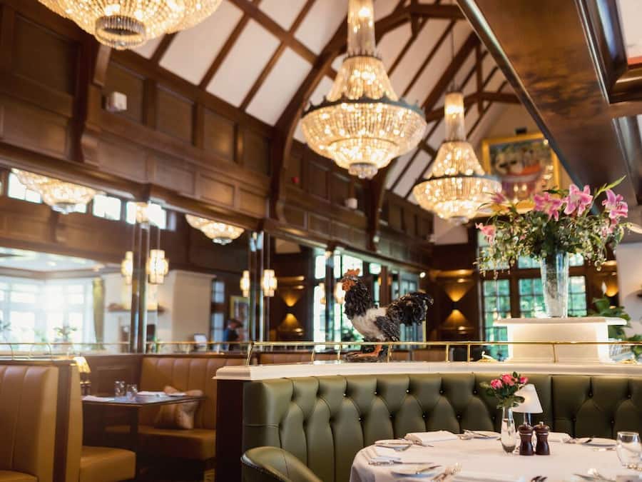 2 restoran, sarapan dihidangkan