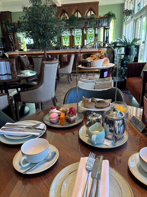 2 restaurantes, é servido café da manhã