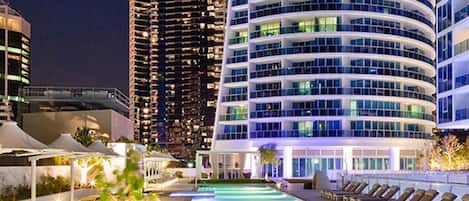 Innendørsbasseng og utendørsbasseng