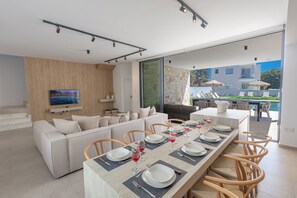 Villa, 5 Bedrooms, Private Pool, Garden View | Dining room