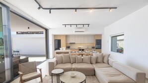 Vila, 5 quartos, piscina particular, vista para o jardim | Sala de estar