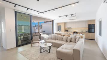 Villa, 5 Bedrooms, Private Pool, Garden View | Living room