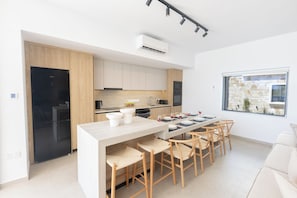 Villa, 5 Yatak Odası, Kişiye Özel Havuzlu, Bahçe Manzaralı | Yemek odası