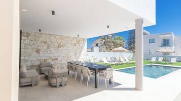 Vila, 5 quartos, piscina particular, vista para o jardim | Piscina | Piscina externa