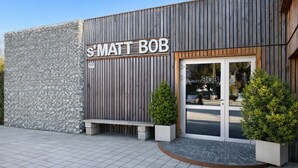 A building with a wooden facade and a sign reading "SMATT BOB". - s'Matt BOB (Feldkirch)