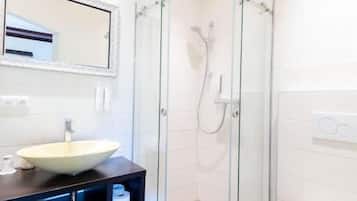 Dusche, Haartrockner, Handtücher, Seife