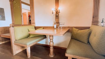 Habitación individual básica, vista al lago | Ropa de cama hipoalergénica y caja de seguridad en la habitación