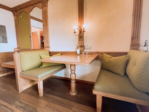 Basic-EZ mit Seeblick, Bergblick, Nichtraucher, möbliertem Balkon, Haustiere nicht gestattet | Allergikerbettwaren, Zimmersafe, Schreibtisch