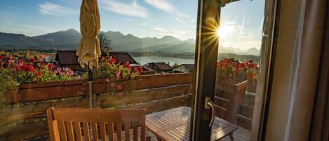 Superior-DZ mit eingeschränktem Seeblick, Bergblick, möbliertem Balkon, Haustiere nicht gestattet | Allergikerbettwaren, Zimmersafe, Schreibtisch