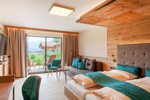 Superior tweepersoonskamer, niet-roken, uitzicht op tuin | Hypoallergeen beddengoed, een kluis op de kamer, een bureau