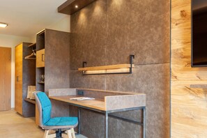 Ropa de cama hipoalergénica y caja de seguridad en la habitación