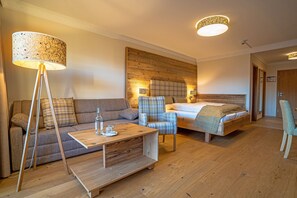 Ropa de cama hipoalergénica y caja de seguridad en la habitación