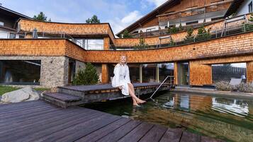 Innenpool, Außenpool, Sonnenschirme, Liegestühle