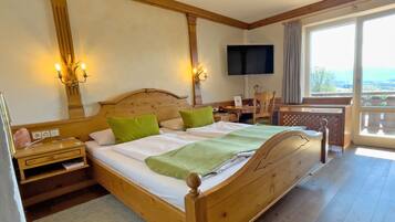 Yhden hengen perushuone, järvinäköala | Allergiatestatut vuodevaatteet, tallelokero huoneessa, työpöytä