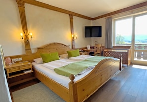 Chambre Simple, vue lac | Literie hypoallergénique, coffres-forts dans les chambres, bureau