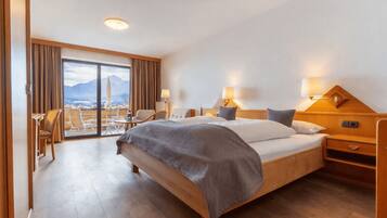 Comfort Double Room, Pets Not Allowed, Lake View | Hypo-allergenic bedding, in-room safe, desk, laptop workspace